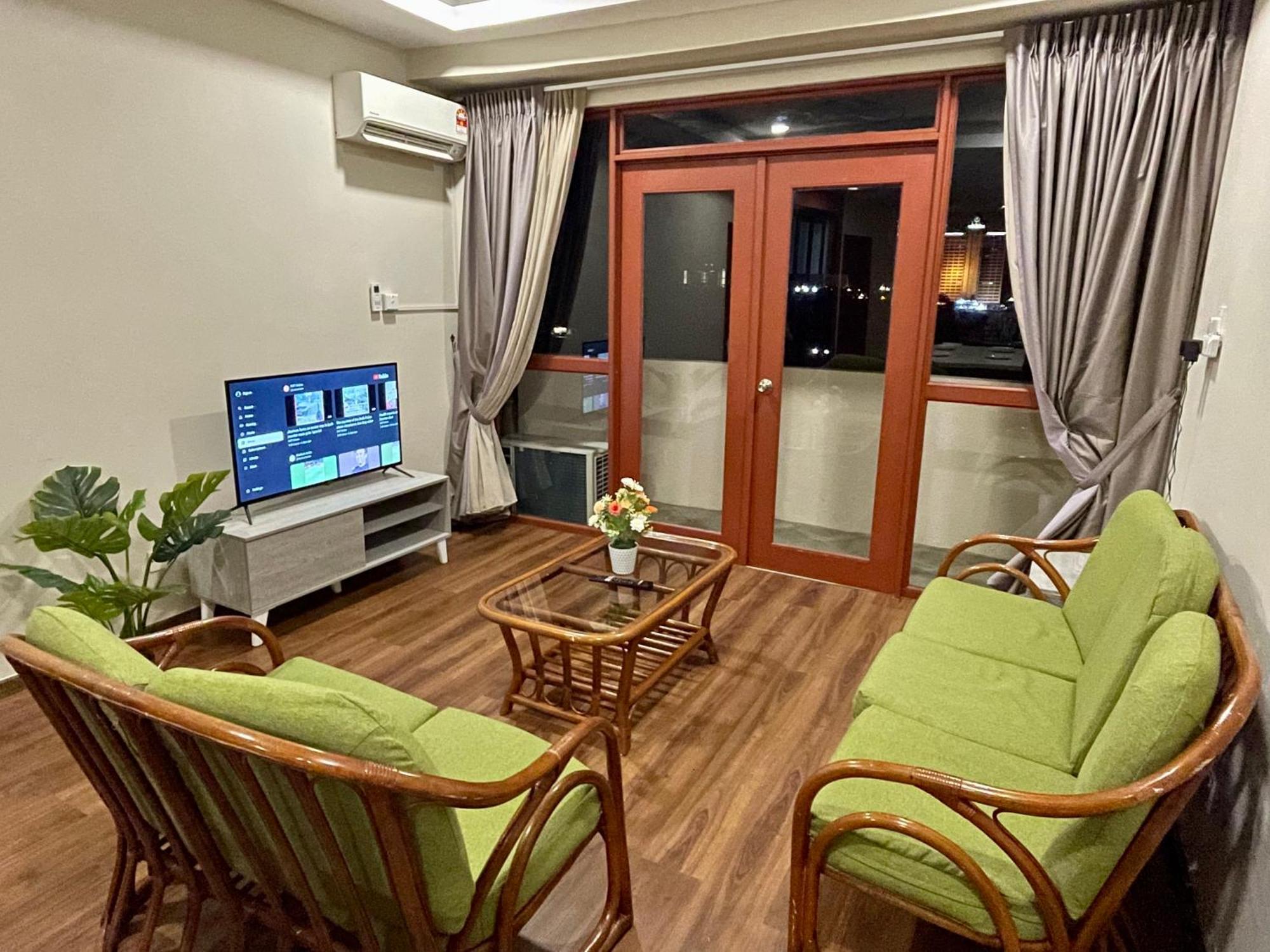Center Riverbank With Marvelous River View *