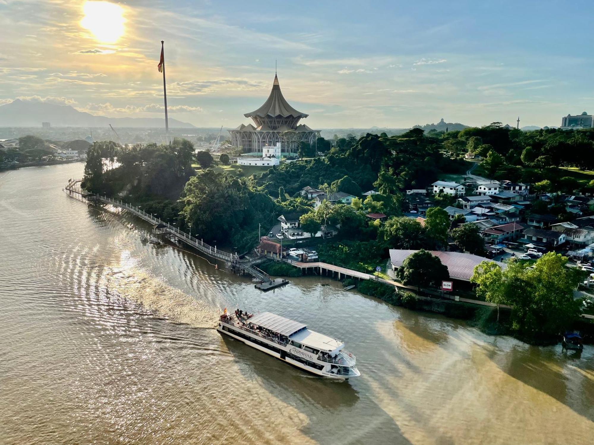 Center Riverbank With Marvelous River View * Kuching