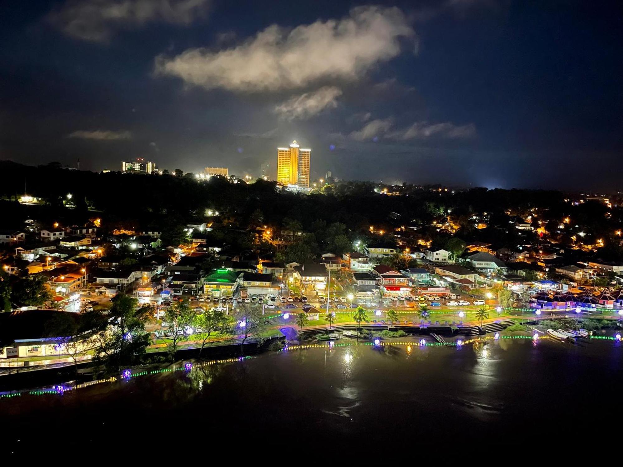 Center Riverbank With Marvelous River View Apartment Kuching