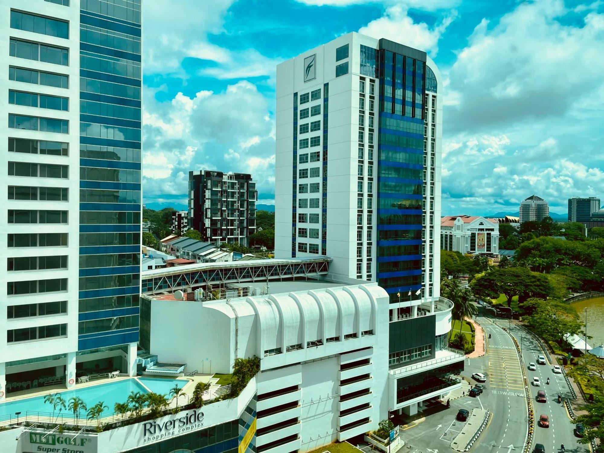Center Riverbank With Marvelous River View