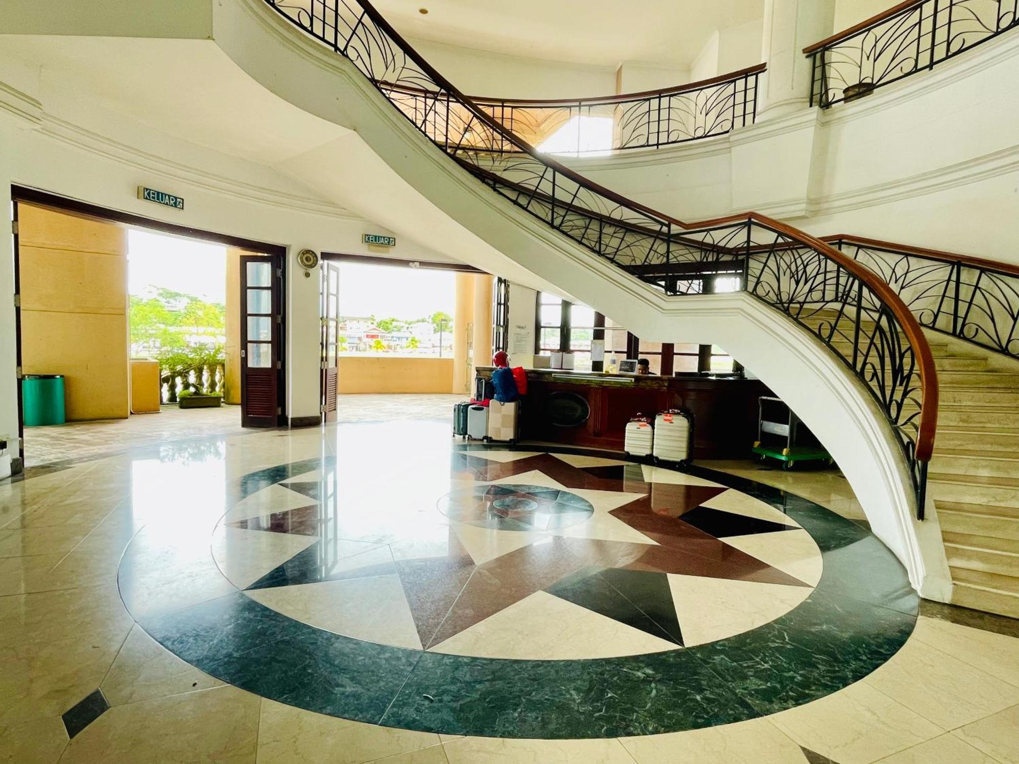 Center Riverbank With Marvelous River View *