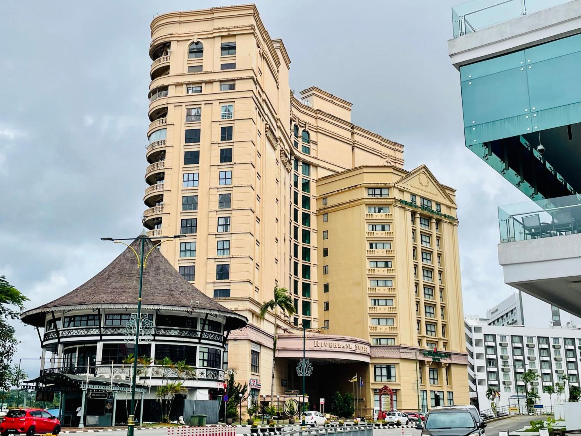 Center Riverbank With Marvelous River View